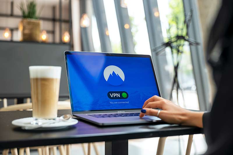 Wir können es leider nicht lassen und checken doch kurz unsere E-Mails, die wir im Büro erhalten haben – aber über einen sicheren VPN-Tunnel Wir können es leider nicht lassen und checken doch kurz unsere E-Mails, die wir im Büro erhalten haben – aber über einen sicheren VPN-Tunnel