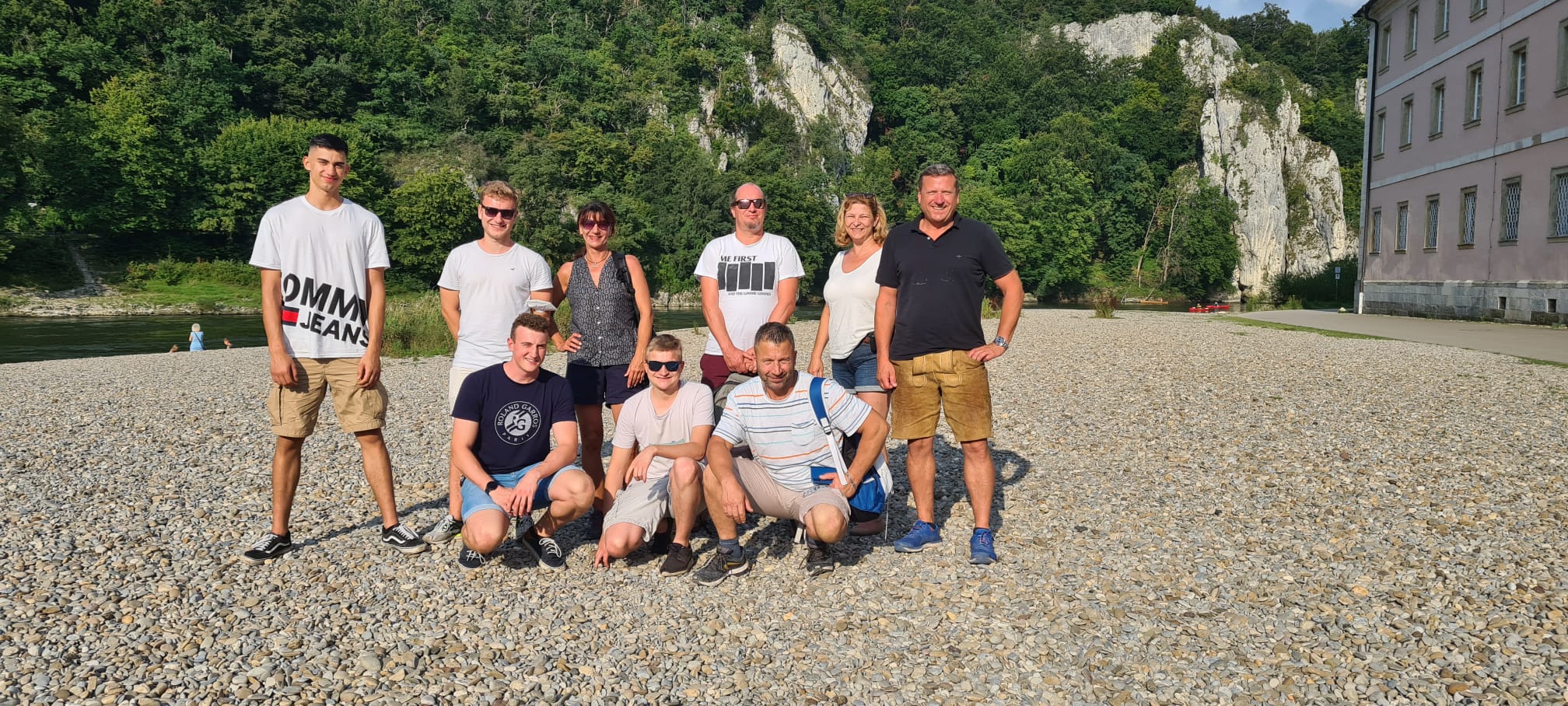 Gruppenfoto beim Kloster Betriebsausflug Gruppenfoto