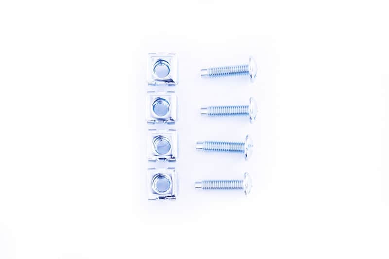 4x Käfigmuttern mit Schrauben für einen Schienensatz - Cage nuts and screws