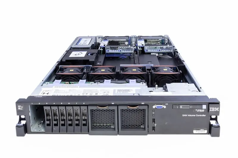 IBM SAN VolumeController (SVC), 2x E5-2650v2@2.6GHz, 64GB PC3, 8xSFF, 2xBatt,3x4P-FC8G,M5110e,2x750W