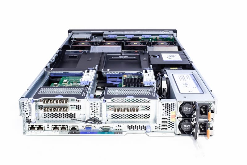 IBM SAN VolumeController (SVC), 2x E5-2650v2@2.6GHz, 64GB PC3, 8xSFF, 2xBatt,3x4P-FC8G,M5110e,2x750W