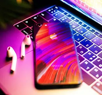 iPhone, Laptop und Airpods iPhone, Laptop und Airpods