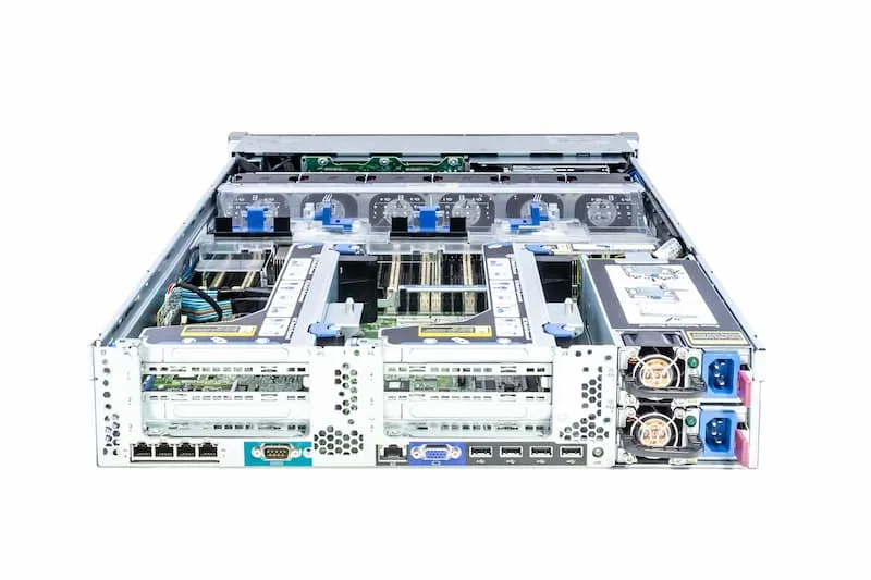 HP DL380p Gen8, 2x E5-2667@2.90GHz, 6-Core, 16GB PC3-12800R (2x8), 8xSFF, P420i/1G, 331i, DVD,2x460W