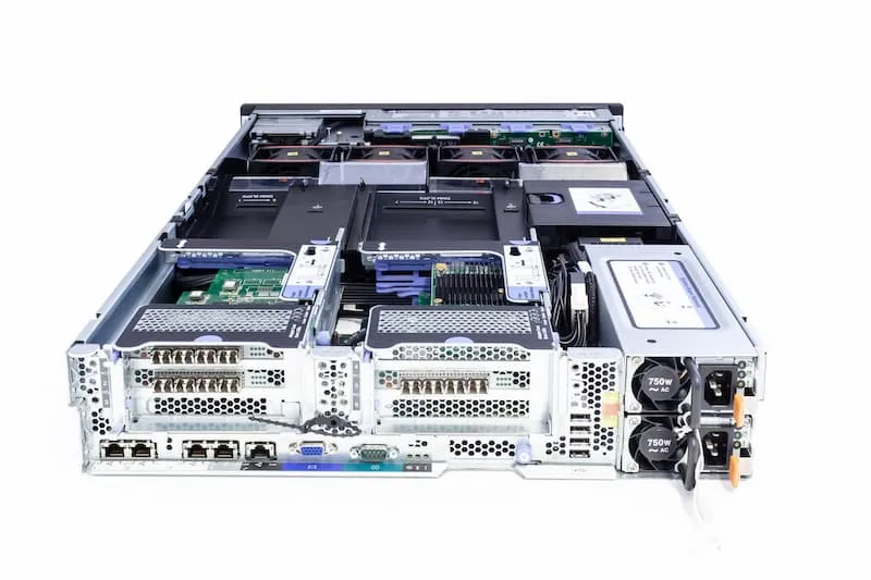 IBM SAN VolumeController (SVC), 2x E5-2650v2@2.6GHz, 64GB PC3, 8xSFF, 2xBatt,3x4P-FC8G,M5110e,2x750W