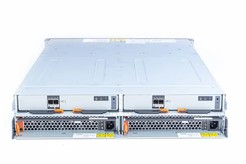 IBM StorWize V3700 Expansion Enclosure, 24xSFF IBM StorWize V3700 Expansion Enclosure, 24xSFF, Dual 2x6G SAS