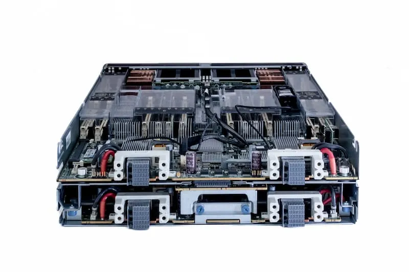 HPE BL680c G7, 4x E7-4870 2.4GHz, 10-Core, 64GB PC3L-10600R (8x8), P410i/1GB/Capa, 3x 2P-NC553-10GbE