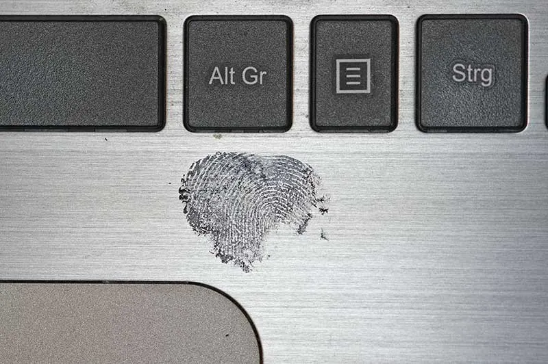 Tastatur-mit-Fingerabdruck Tastatur-mit-Fingerabdruck