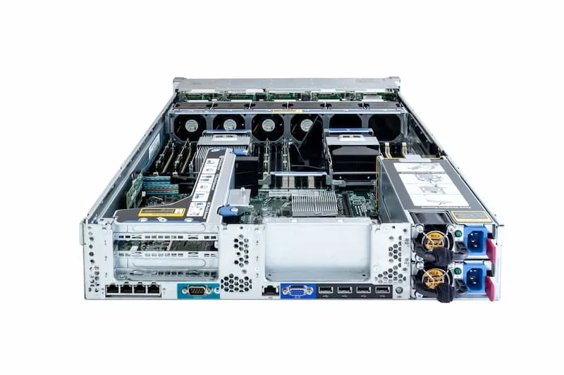 HPE DL380p Gen8, 1x E5-2620 2.0GHz, 6-Core, 32GB PC3-10600R, 25xSFF, P420i/2G, 2x750W, 331FLR