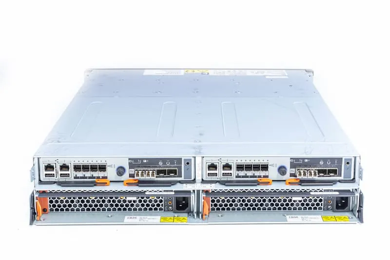 IBM Storwize V3700 Dual Controller, 24xSFF, each 3x 6G SAS host ports, 1x 6G SAS exp. port IBM Storwize V3700 Dual Controller, 24xSFF, each 3x 6G SAS host ports, 1x 6G SAS exp. port, 4x 8G FC